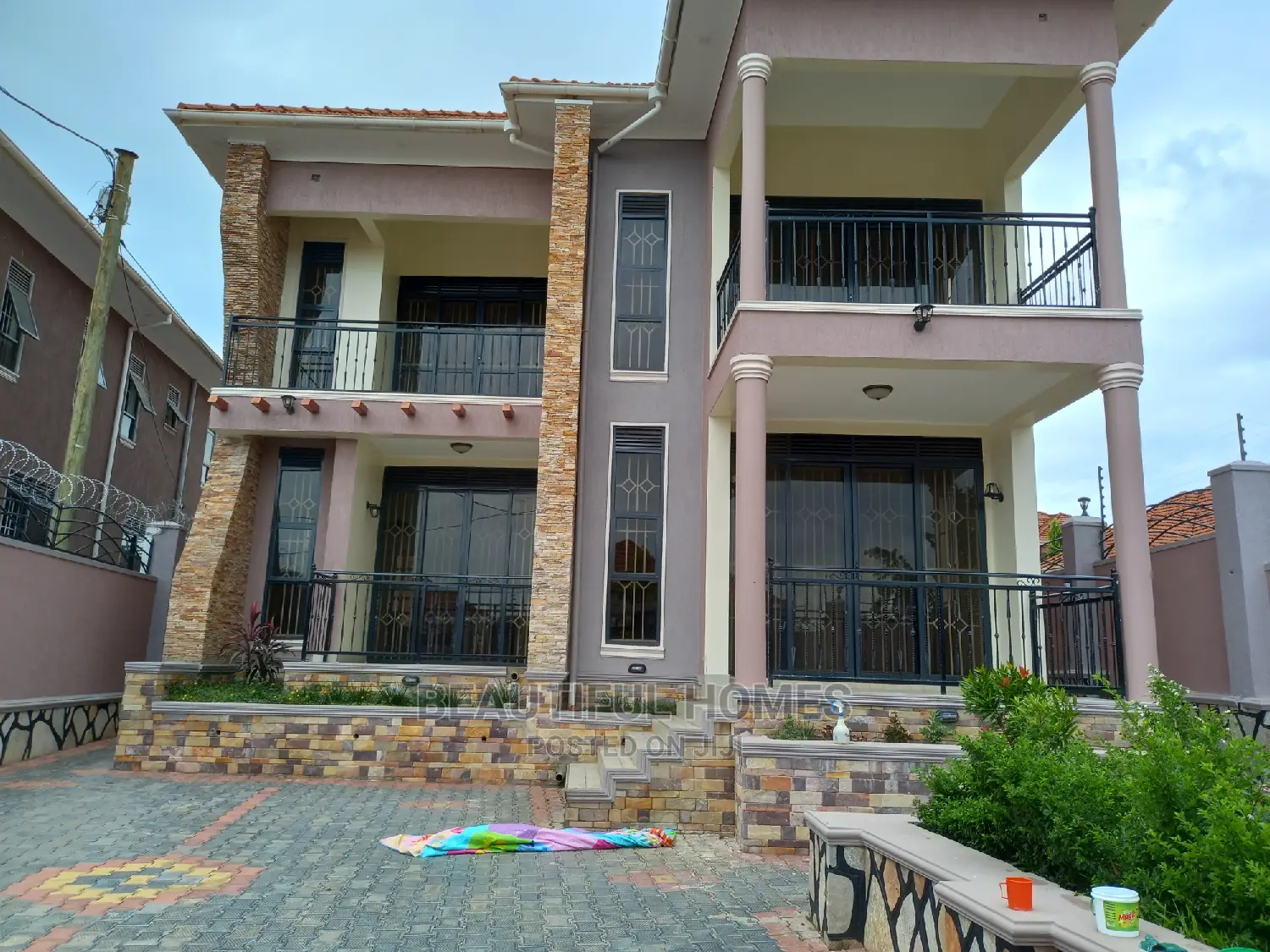 Furnished 5bdrm Duplex in All Tarmack, Kira for Sale in Kira