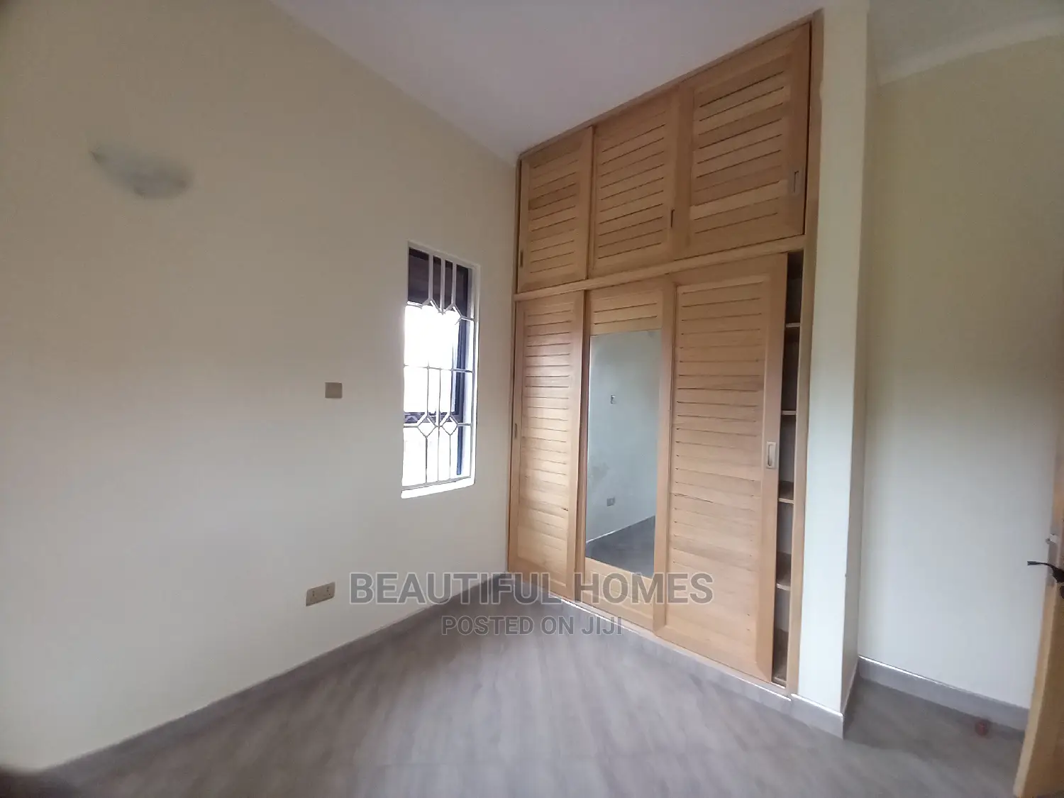 Furnished 5bdrm Duplex in All Tarmack, Kira for Sale in Kira