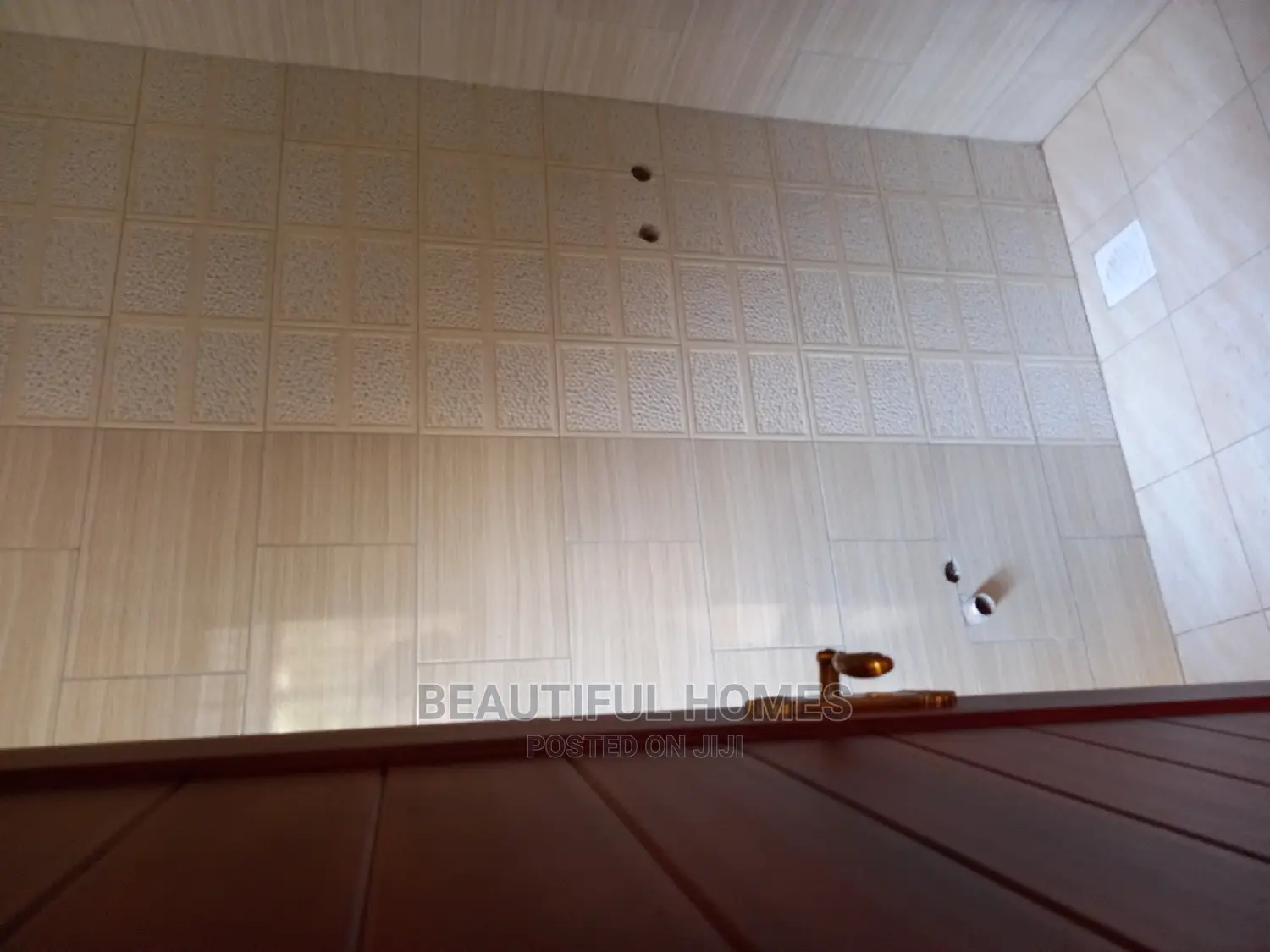 Furnished 4bdrm Duplex in Kira Tarmack Access for Sale in Kira