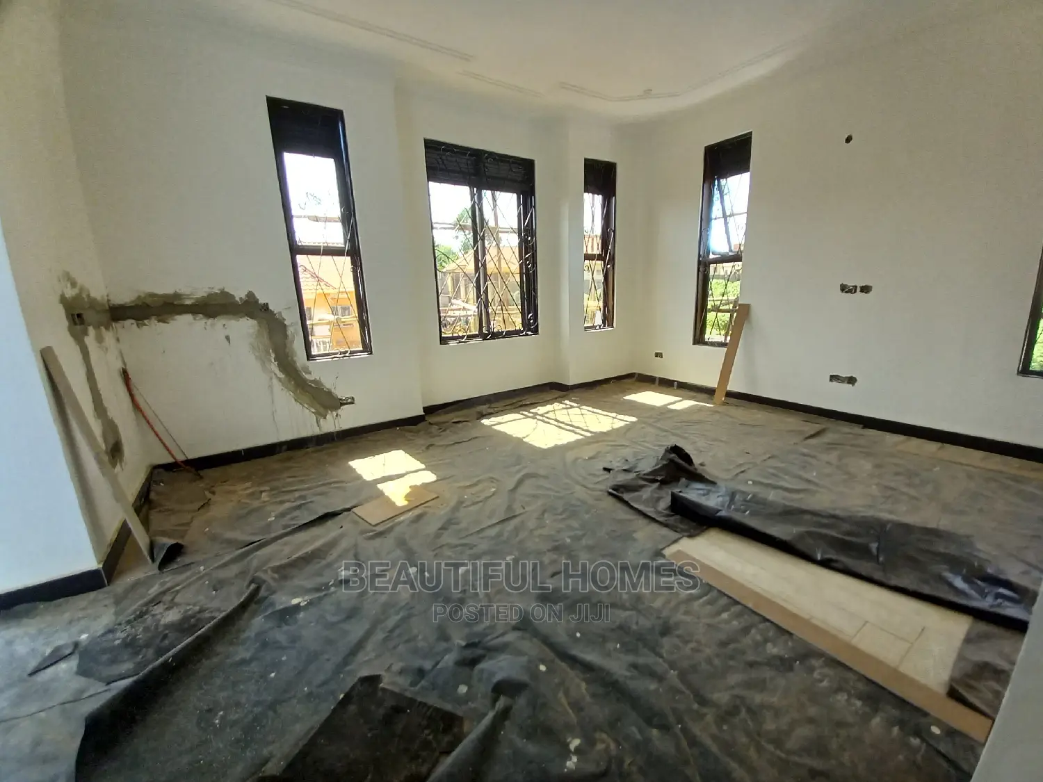 Furnished 5bdrm Mansion in Kira Tarmack for Sale in Kira