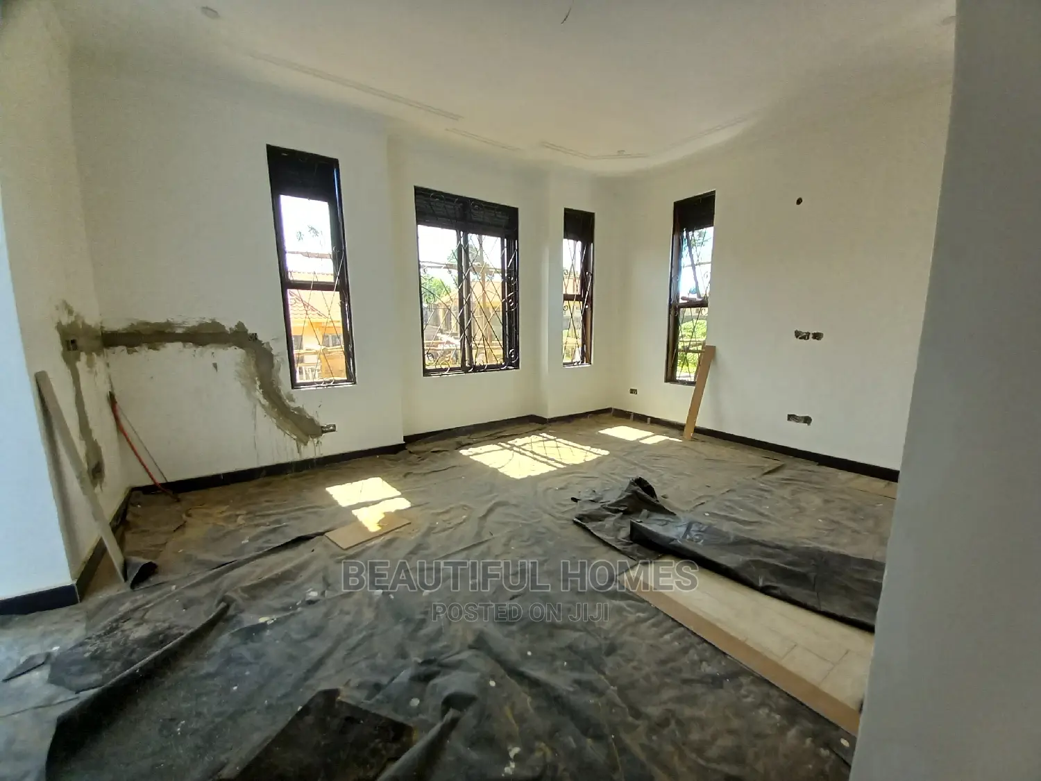 Furnished 5bdrm Mansion in Kira Tarmack for Sale in Kira