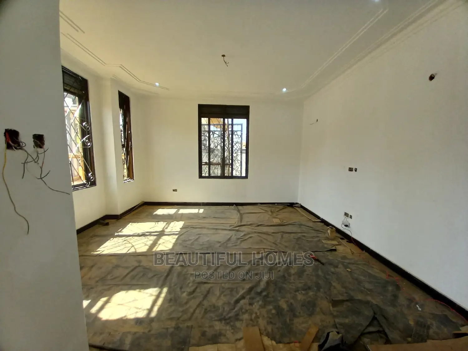 Furnished 5bdrm Mansion in Kira Tarmack for Sale in Kira