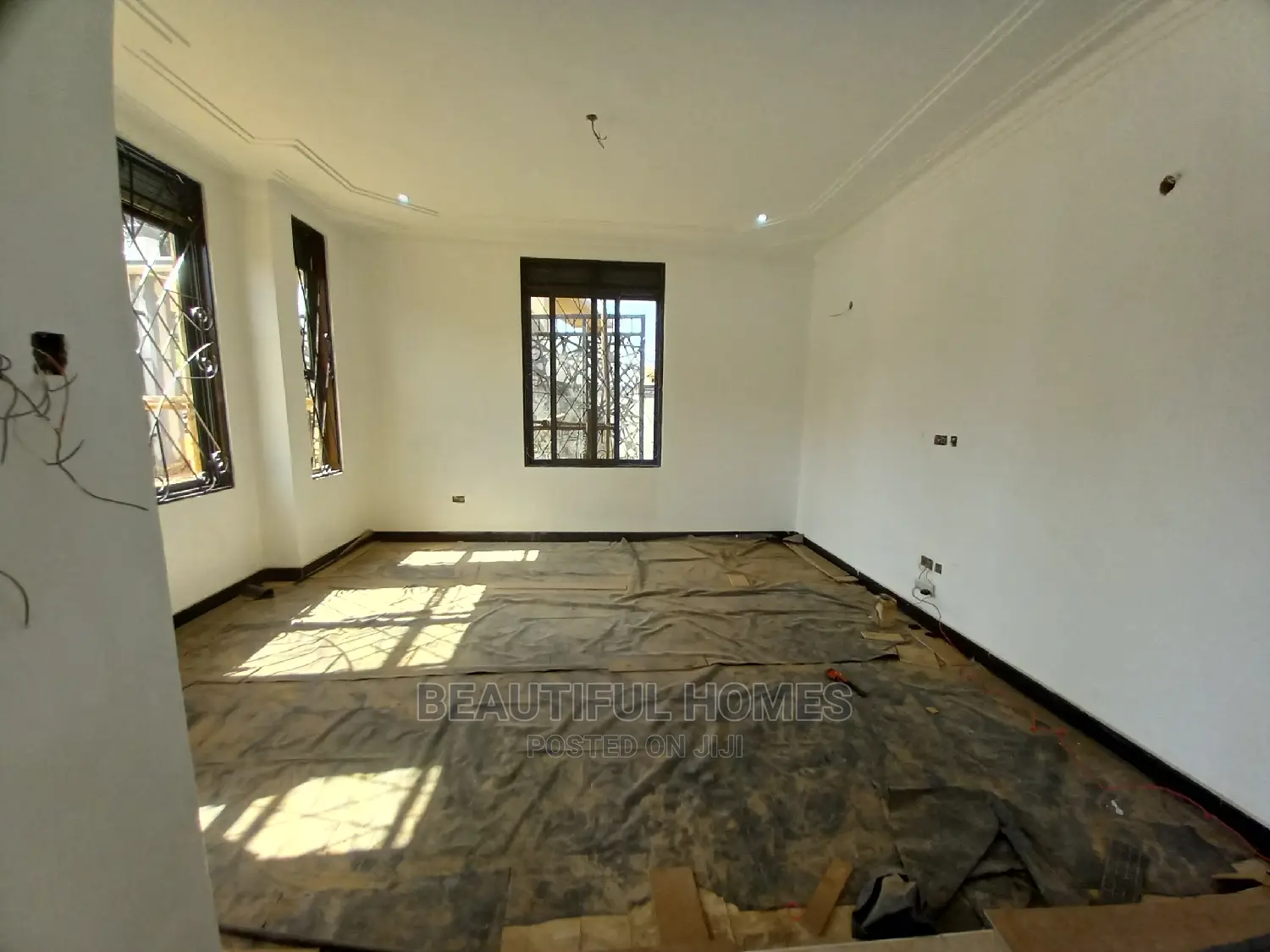 Furnished 5bdrm Mansion in Kira Tarmack for Sale in Kira