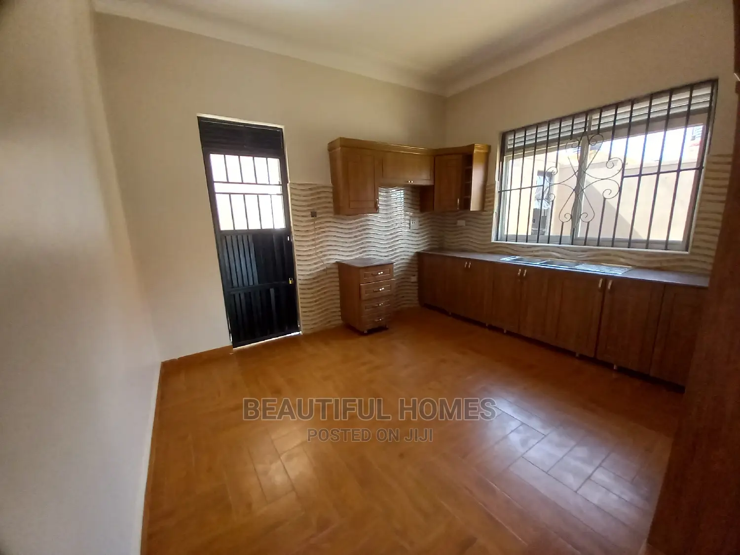 Furnished 4bdrm Bungalow in Tarmacked, Kira for Sale in Kira