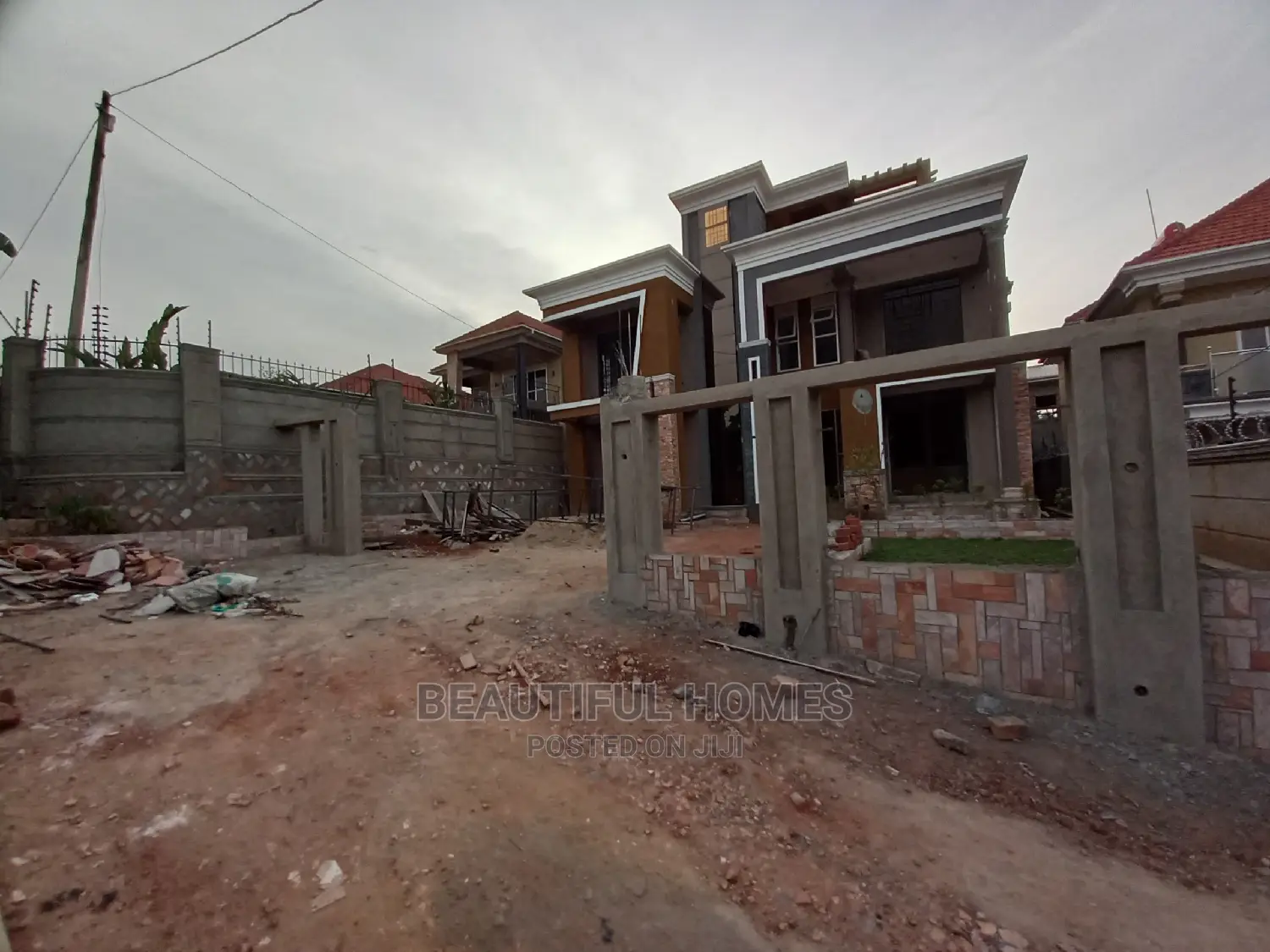 Furnished 5bdrm Mansion in Kira All Tarmack for Sale in Kira