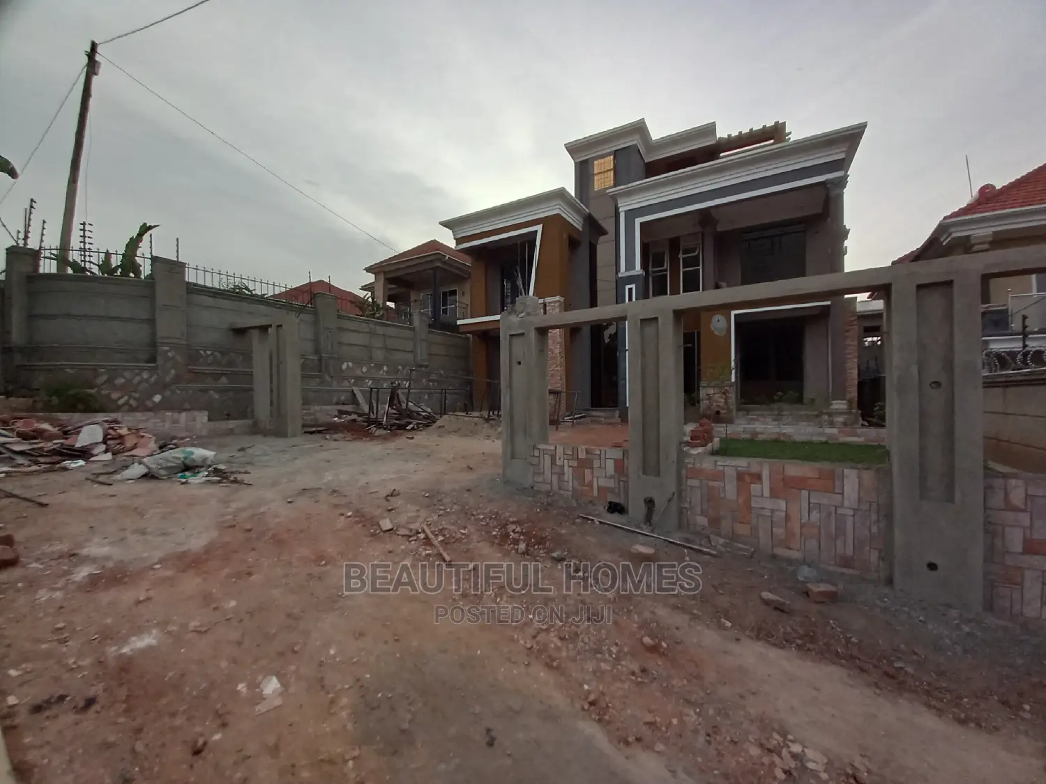 Furnished 5bdrm Mansion in Kira All Tarmack for Sale in Kira