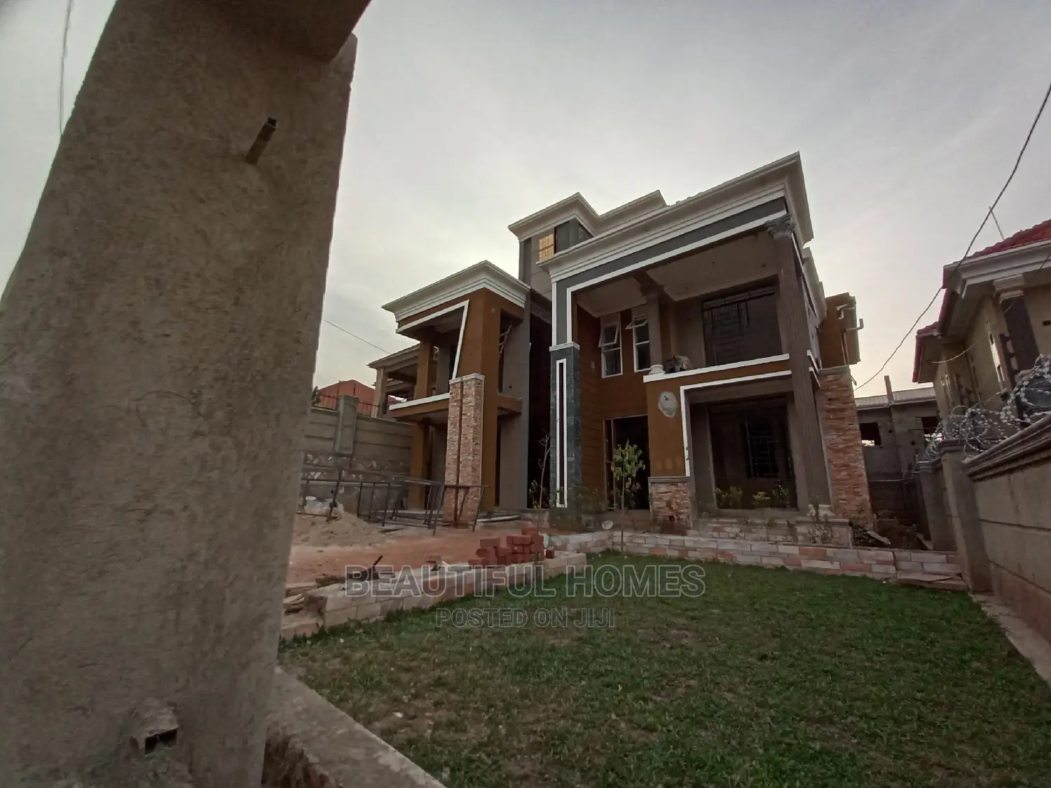 Furnished 5bdrm Mansion in Kira All Tarmack for Sale in Kira
