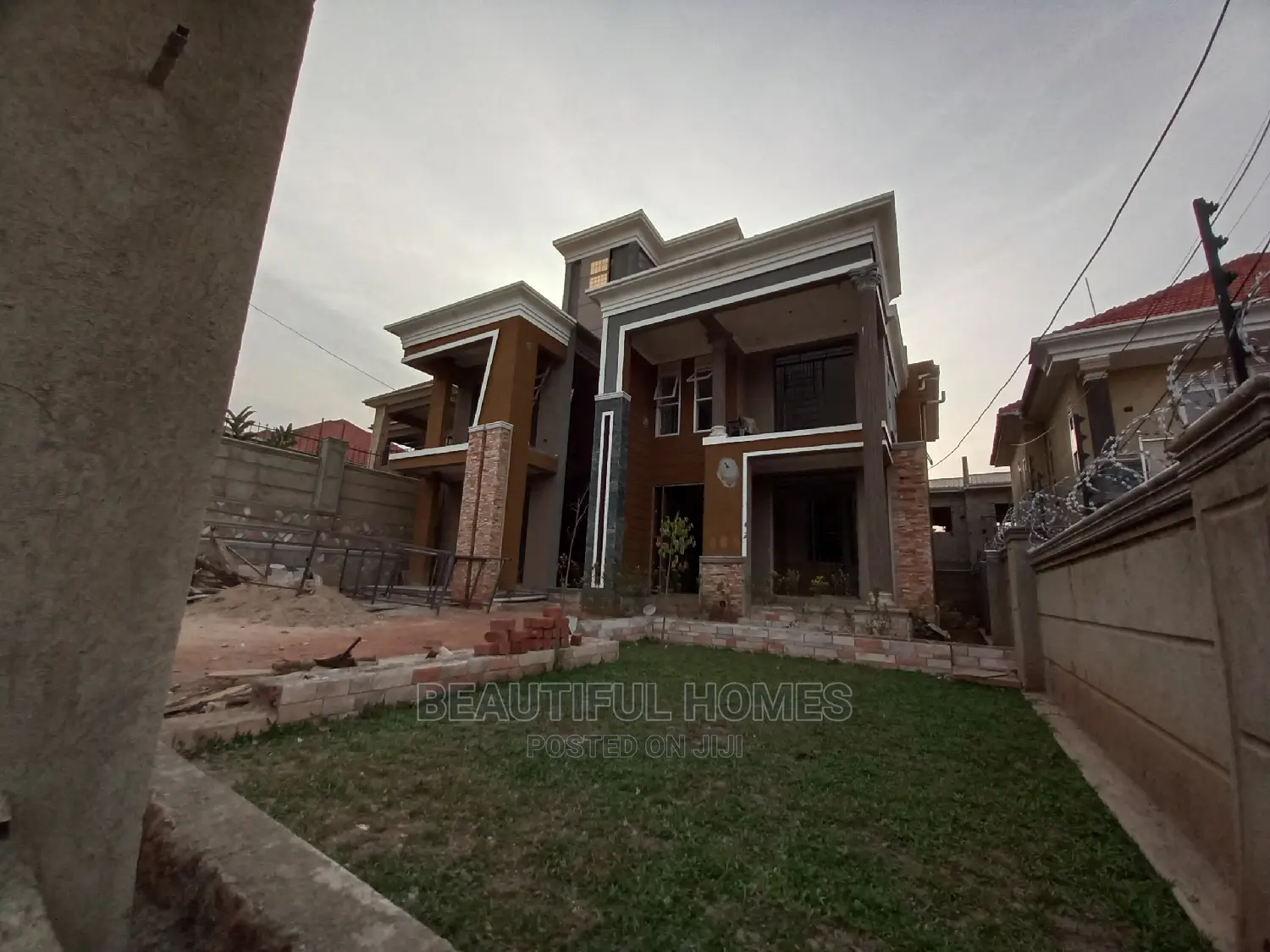 Furnished 5bdrm Mansion in Kira All Tarmack for Sale in Kira