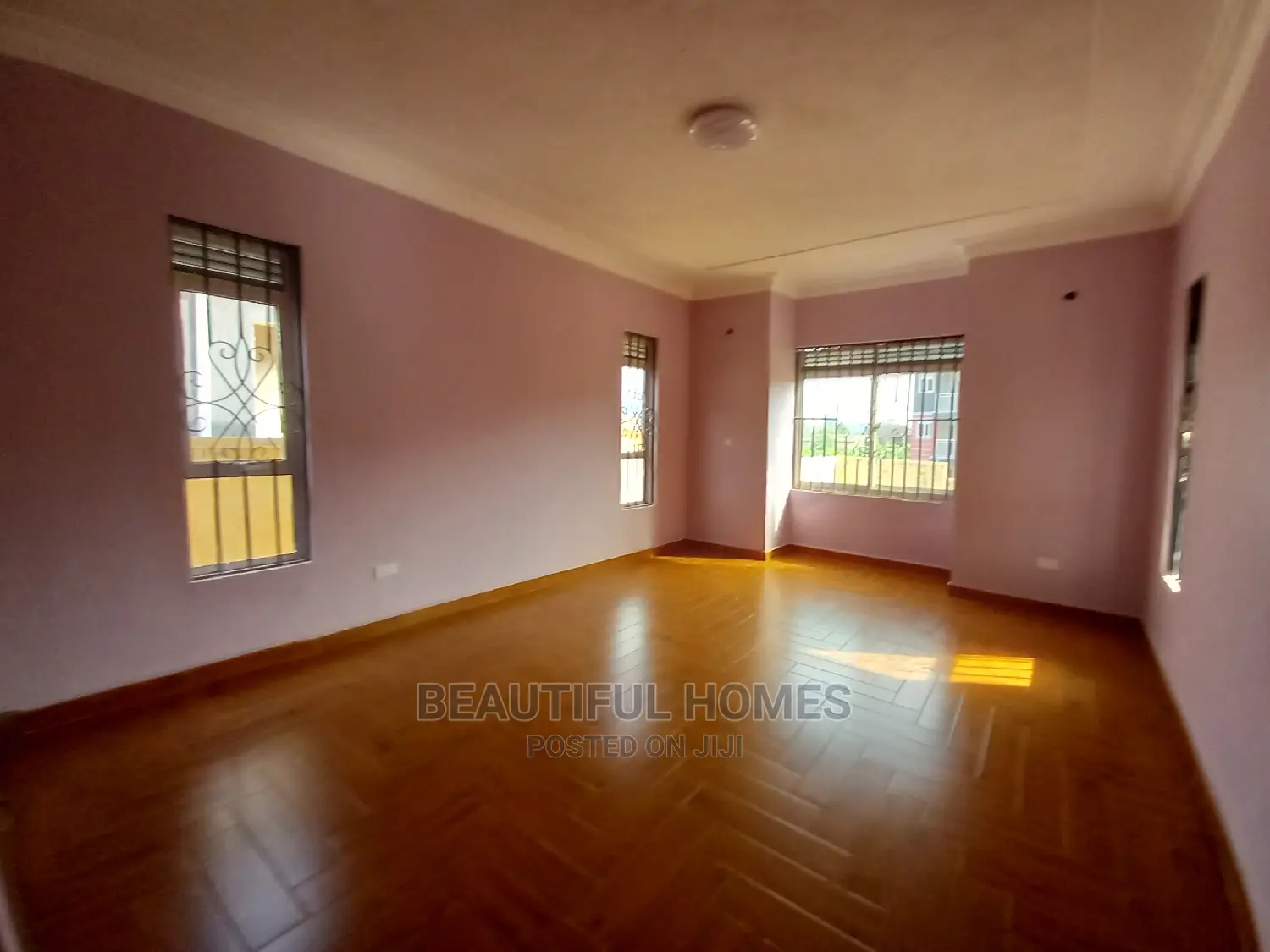 Furnished 4bdrm Mansion in Tarmack Estate, Kira for Sale in Kira