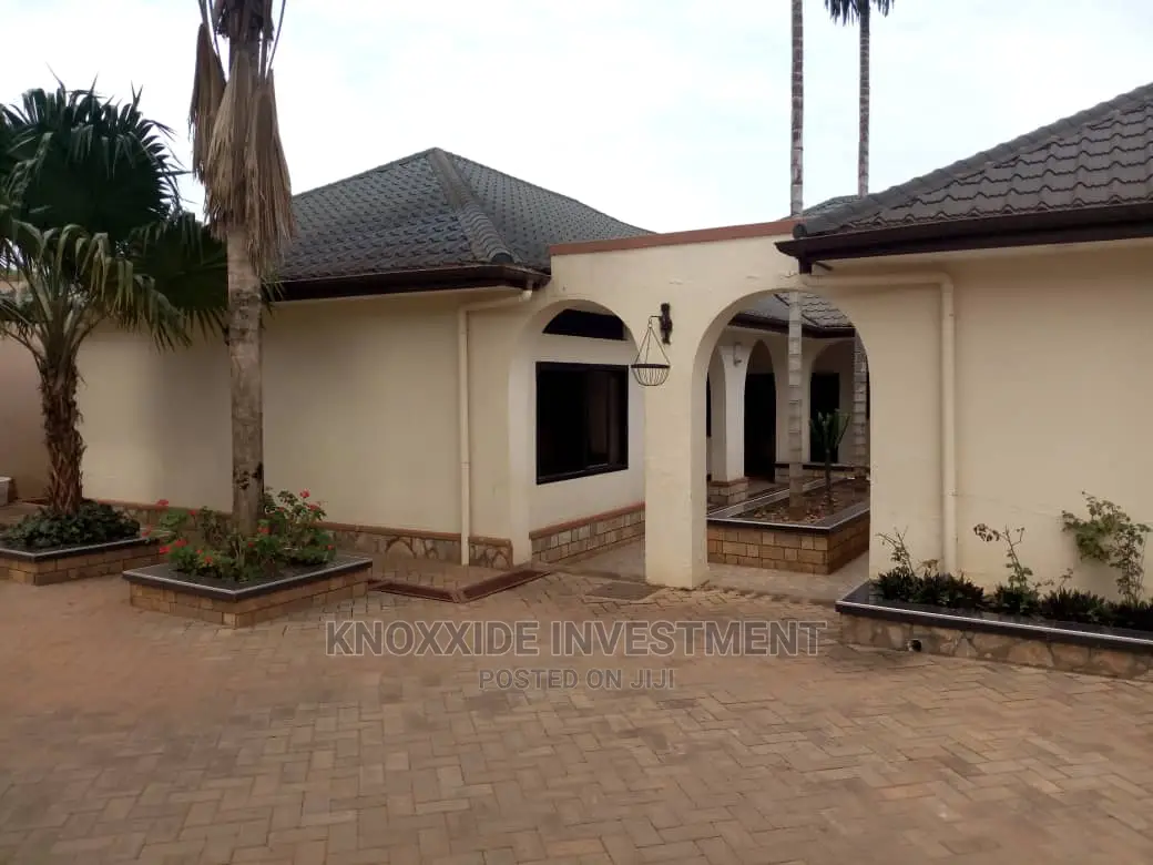 8bdrm Bungalow in Knoxide, Central Division for Sale in Central Division