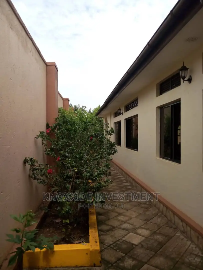 8bdrm Bungalow in Knoxide, Central Division for Sale in Central Division
