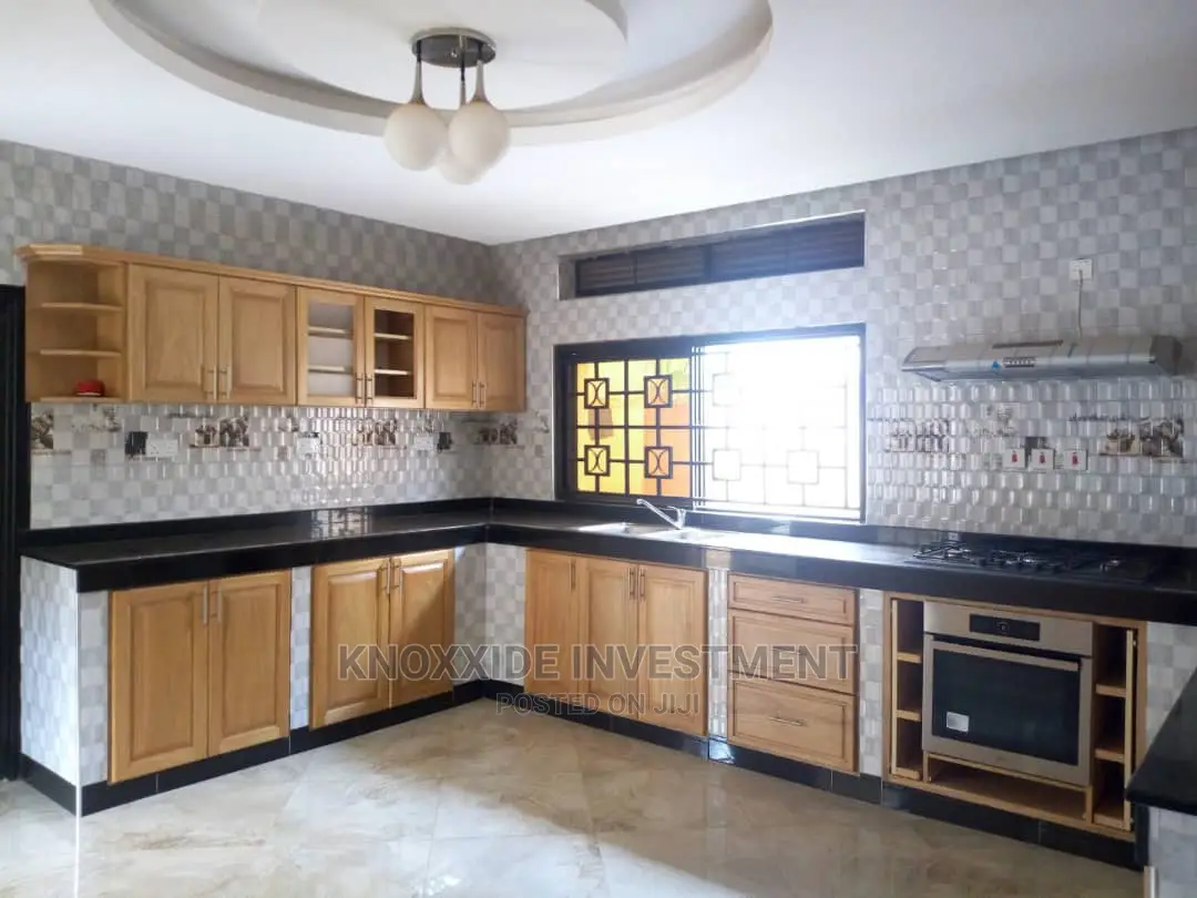 8bdrm Bungalow in Knoxide, Central Division for Sale in Central Division