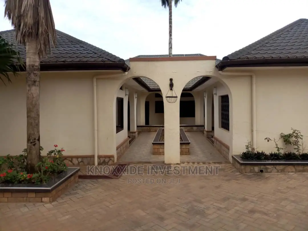 8bdrm Bungalow in Knoxide, Central Division for Sale in Central Division