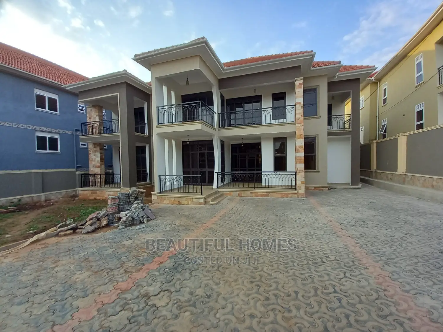 Furnished 6bdrm Mansion in Kira Organised for Sale in Kira