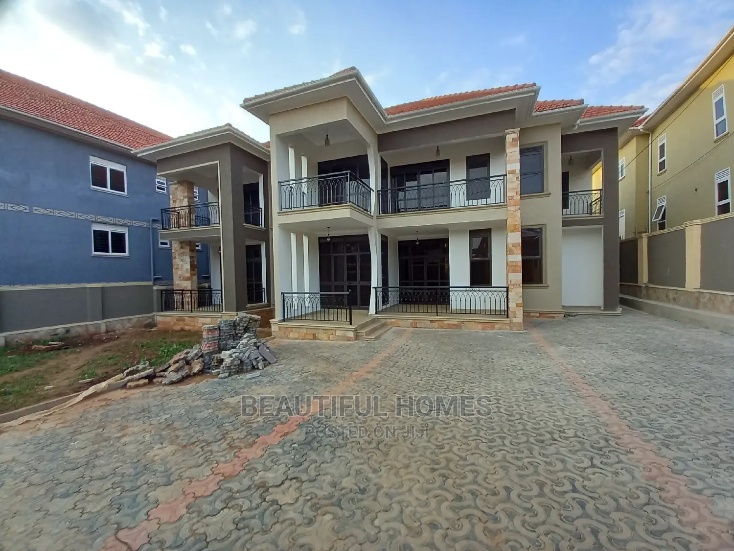 Furnished 6bdrm Mansion in Kira Organised for Sale in Kira