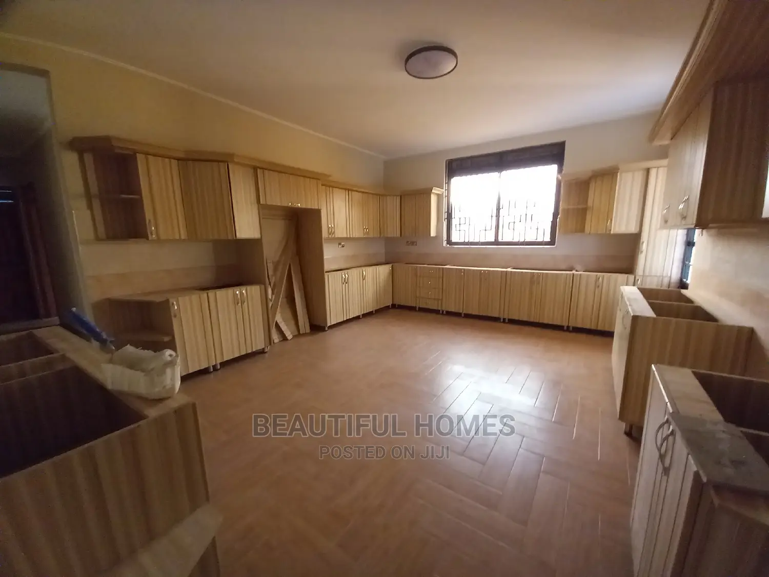 Furnished 6bdrm Mansion in Kira Organised for Sale in Kira