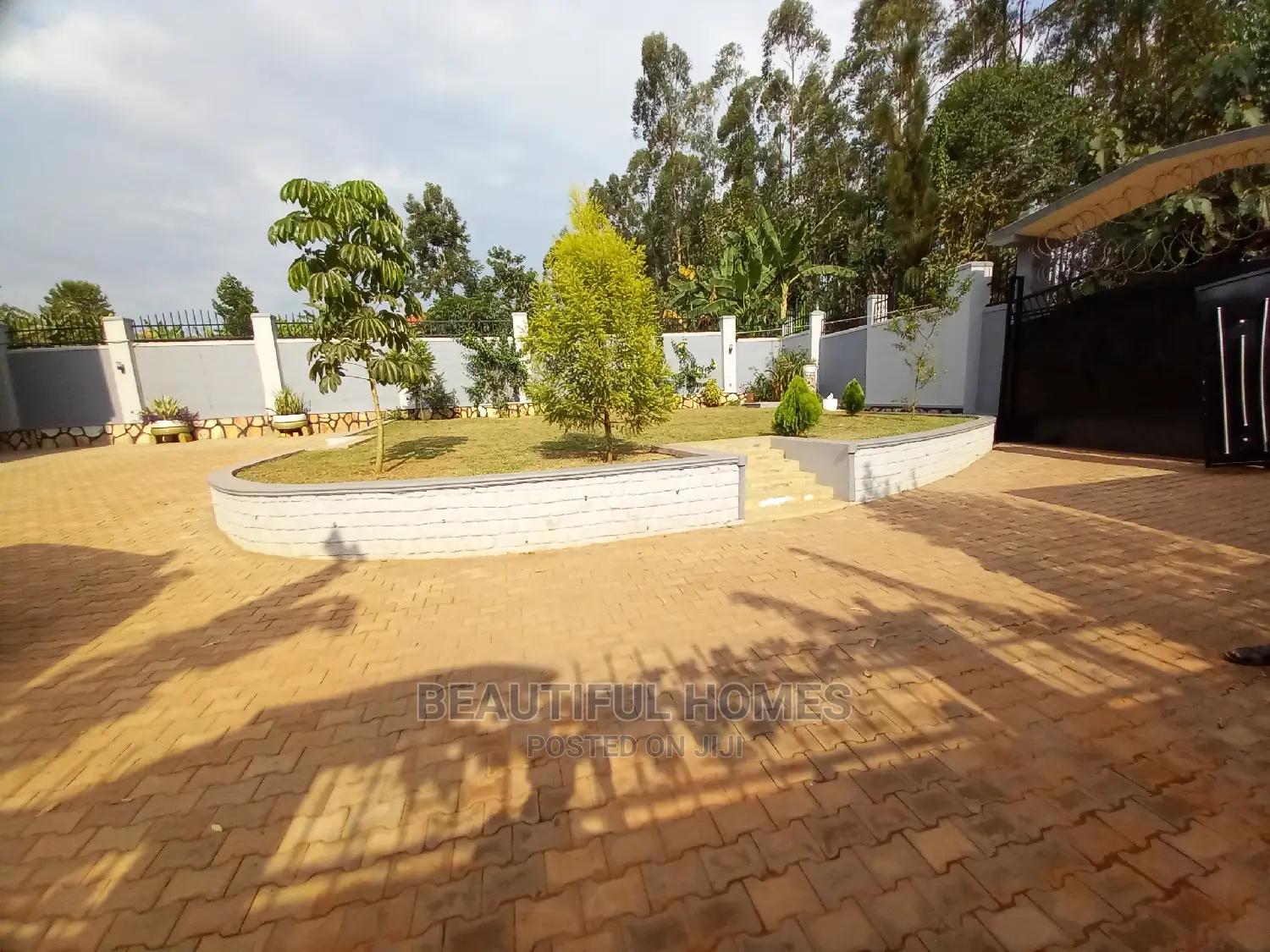 Furnished 4bdrm Duplex in Kira Nice for Sale in Kira