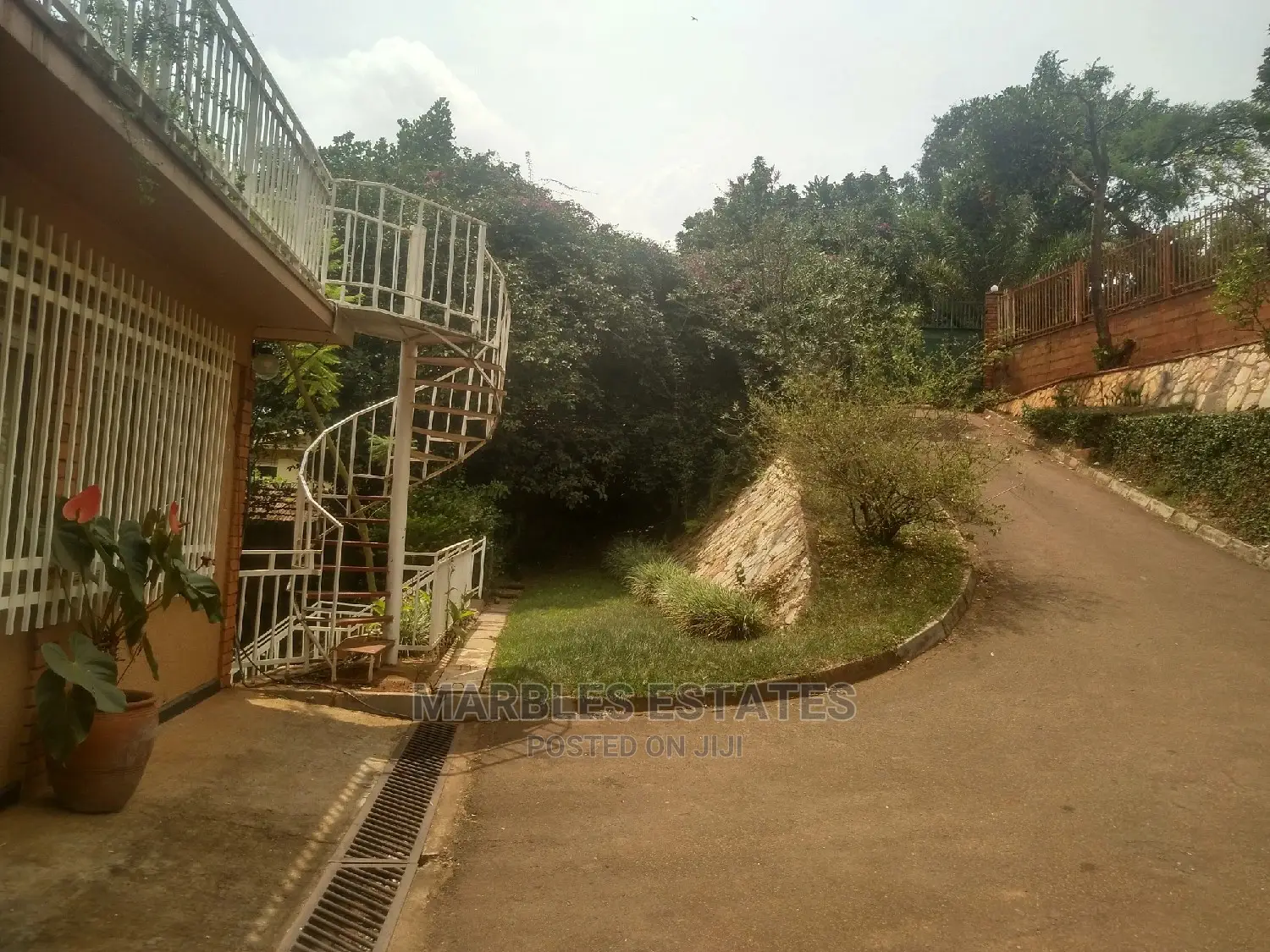 4bdrm Mansion in Mbuya, Central Division for Rent in Central Division